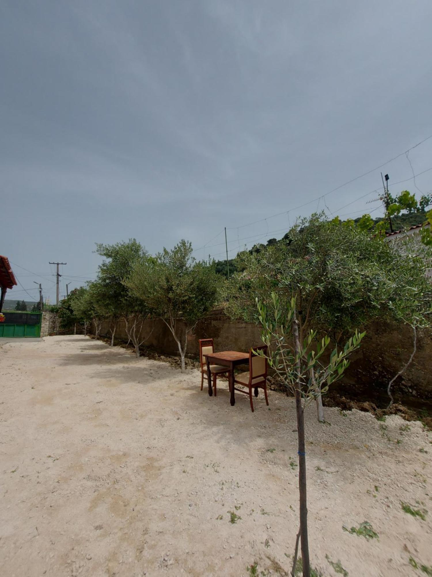 Guest House Irvin Berat Exterior photo