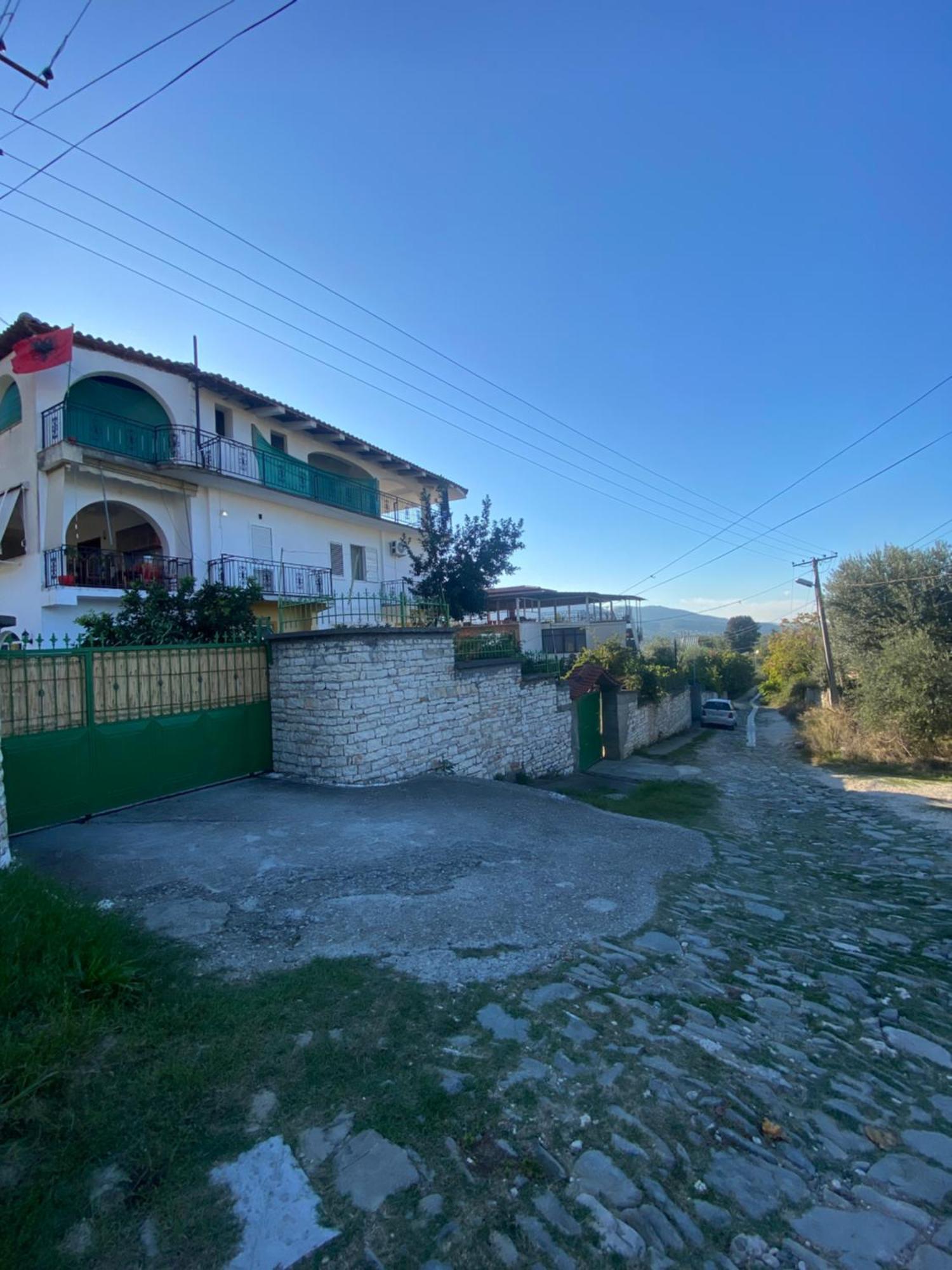 Guest House Irvin Berat Exterior photo