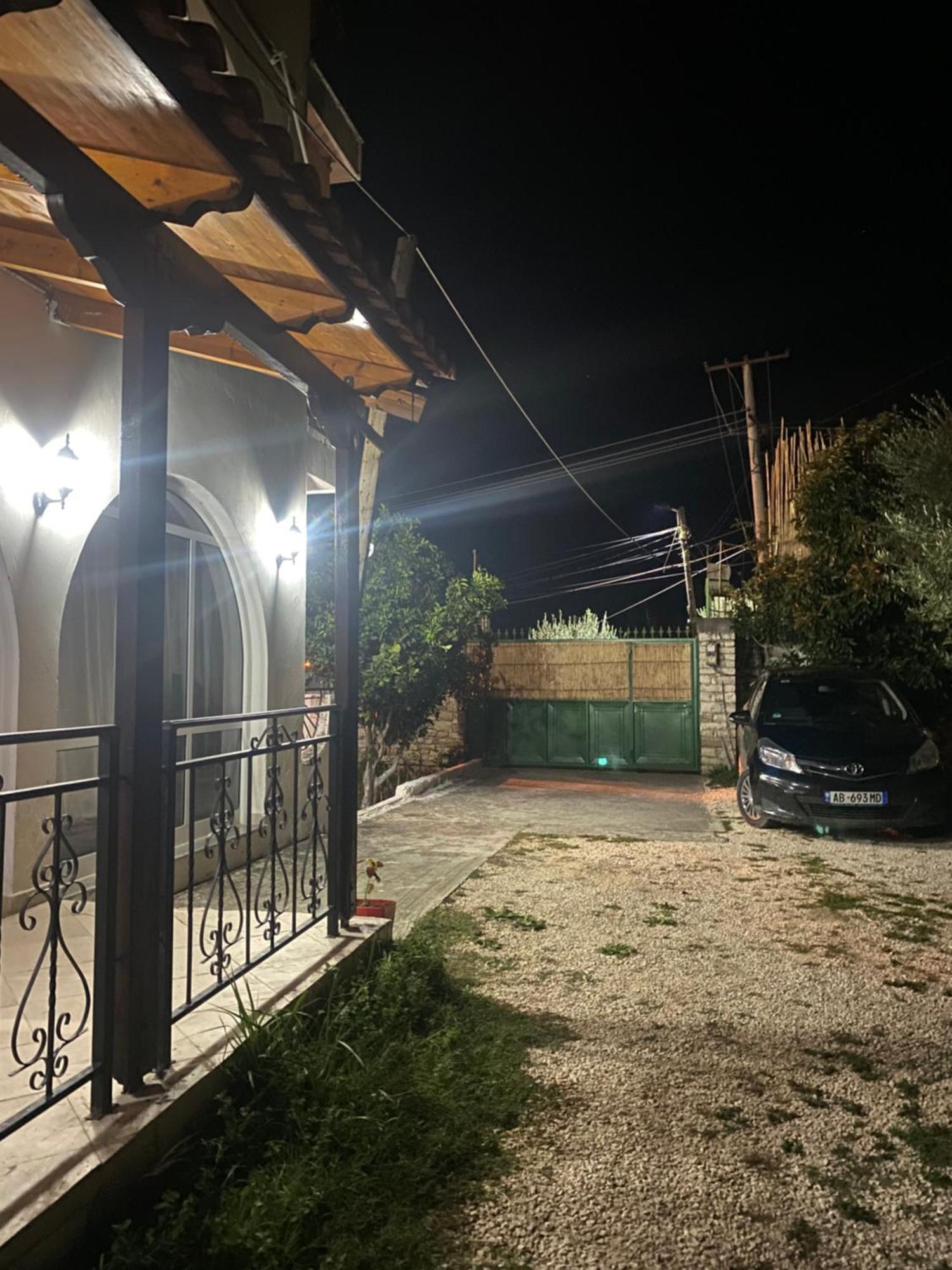Guest House Irvin Berat Exterior photo